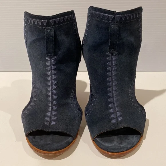 Bernardo Suede Sandals, Size 7 1/2 - Picture 2 of 11